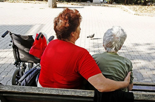 Ma quale laurea: il lavoro del futuro è fare la badante