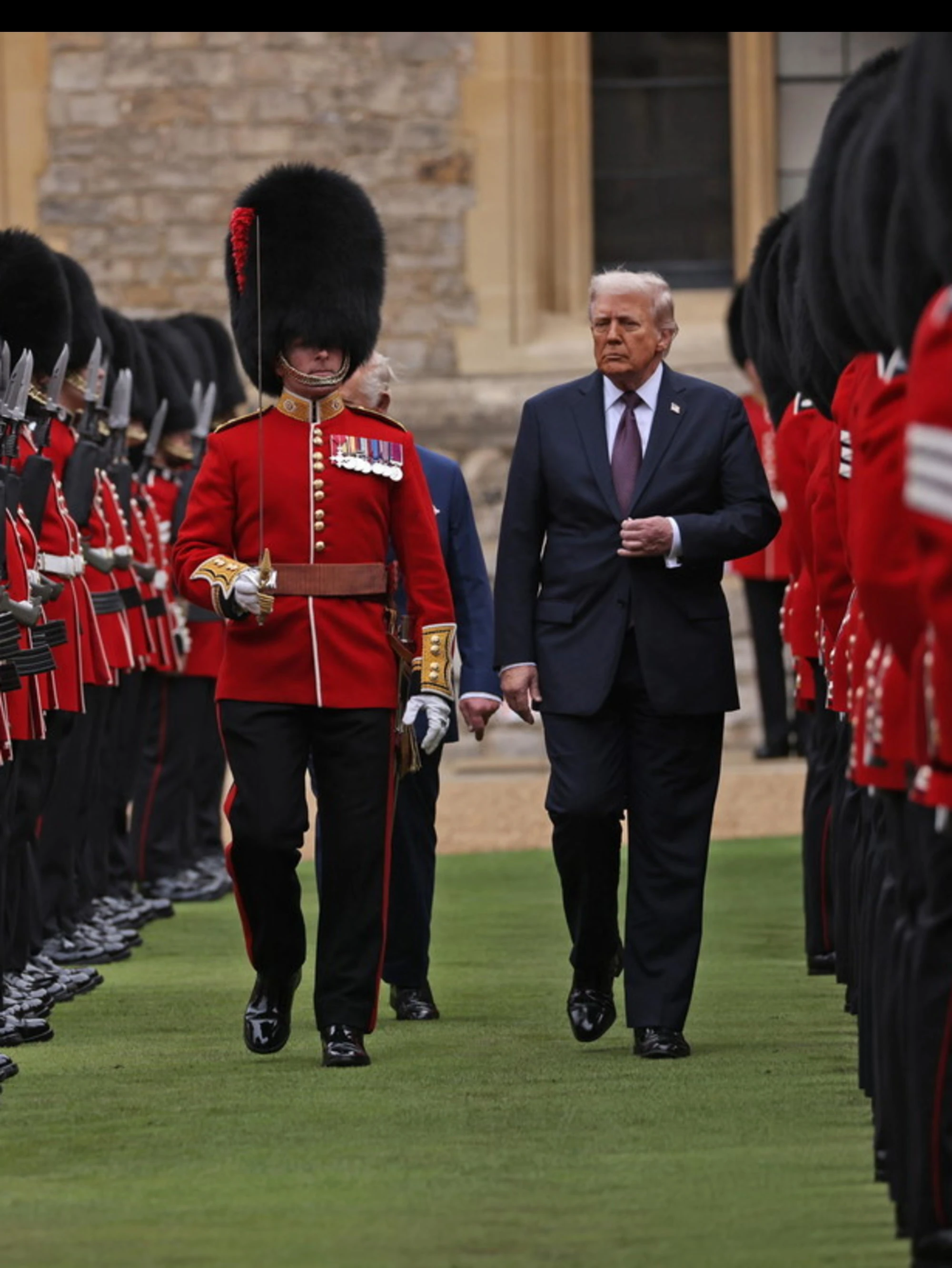 Trump sulla carrozza reale porta una spada a Re Carlo