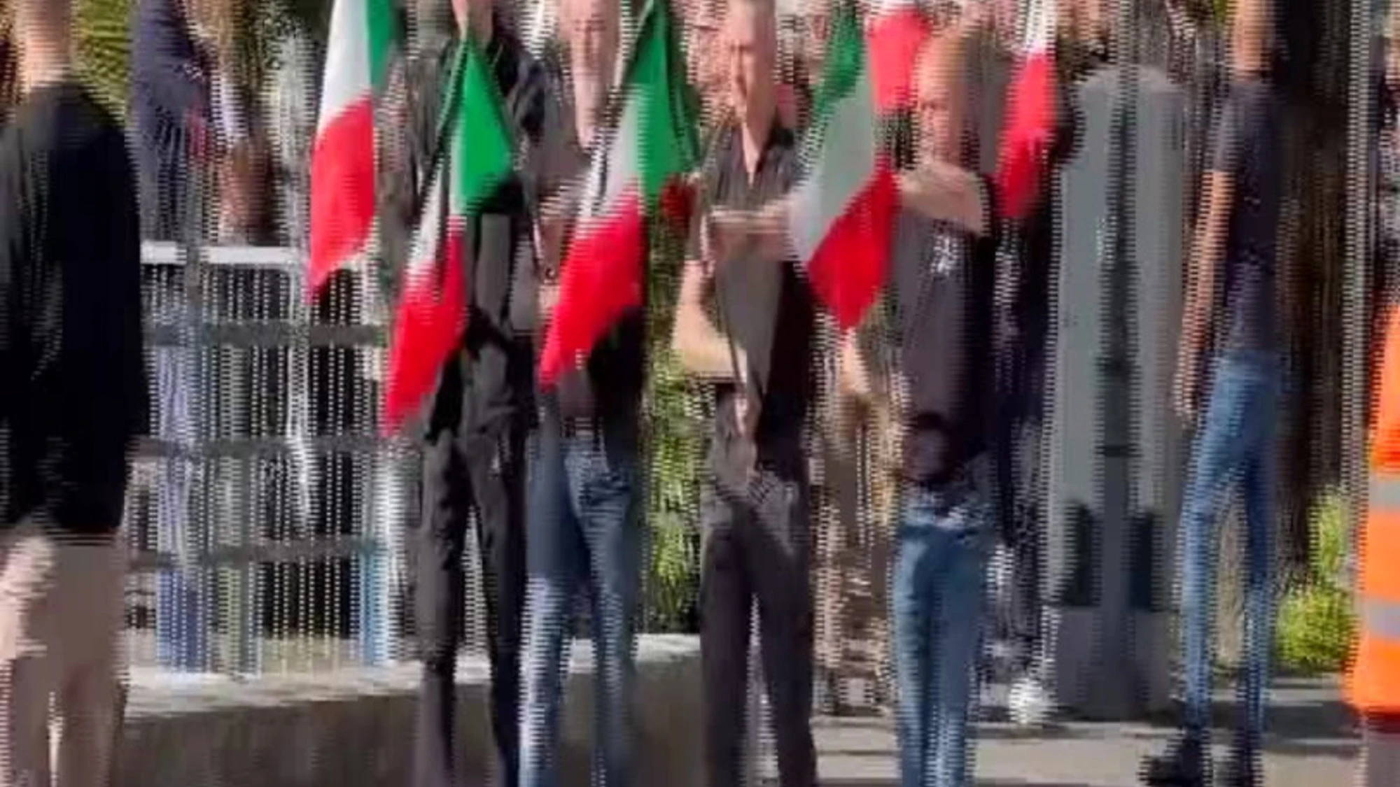 Saluti romani a Dongo, antifascisti lanciano palloncini con sterco