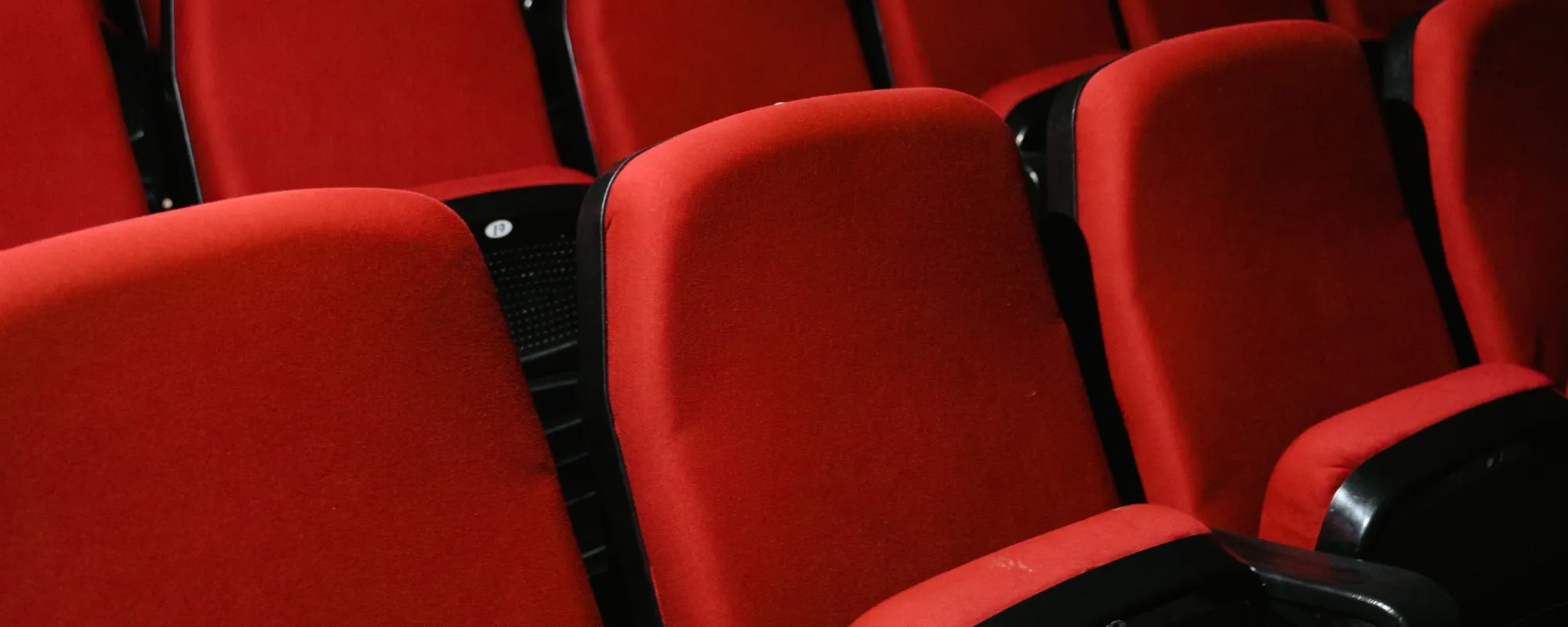 Genova, storia torbida e proibita: "Com'è morto mio marito nel cinema a luci rosse"