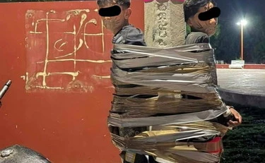 Messico, cattura e i ladri e li lega ai pali della luce: ecco le foto