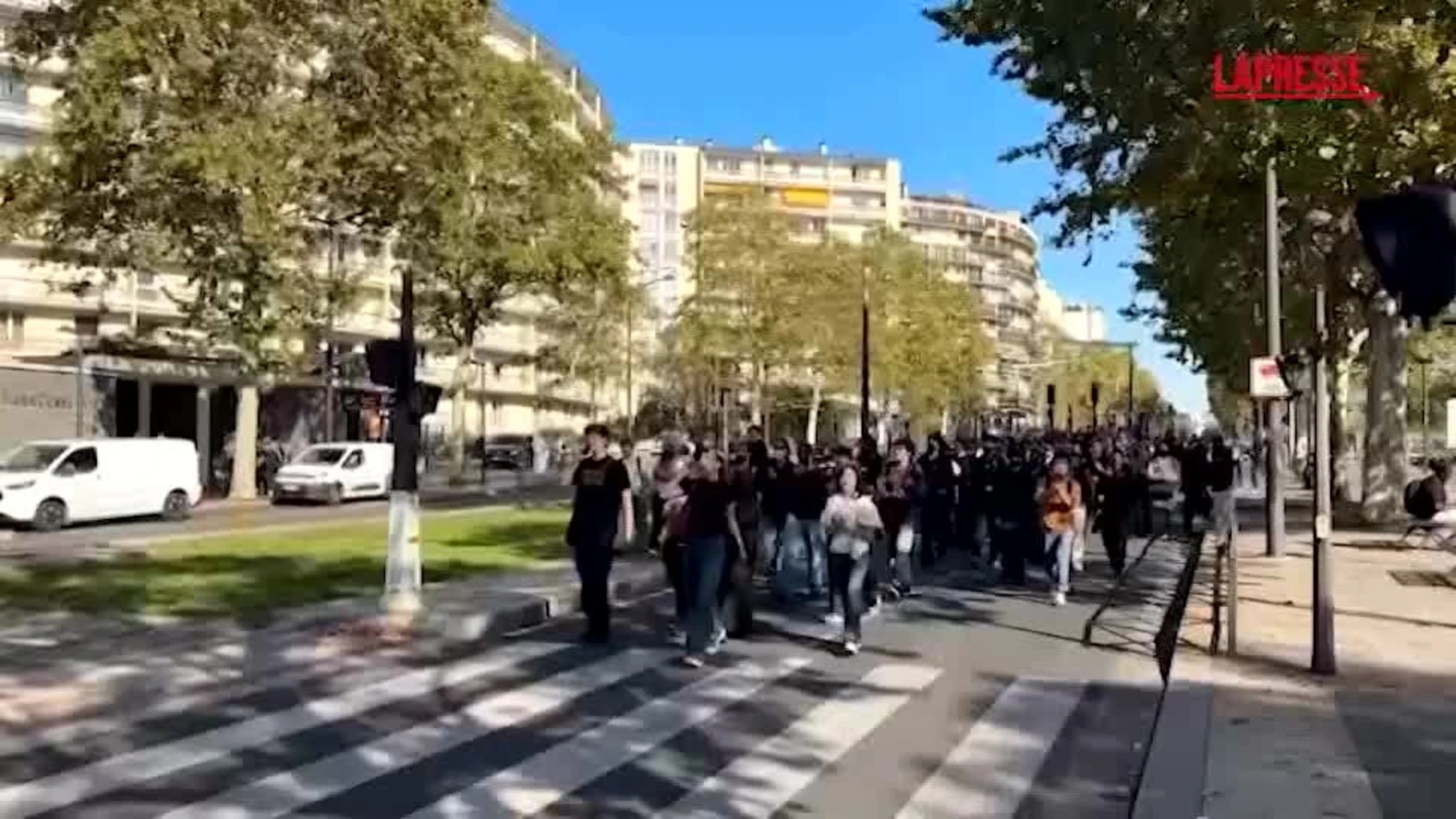 Francia, studenti in piazza a Parigi: scontri con la polizia
