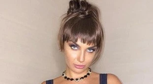 Elettra Lamborghini, sconvolgente look da sexy-scolaretta: gonnellino su e scollatura da record