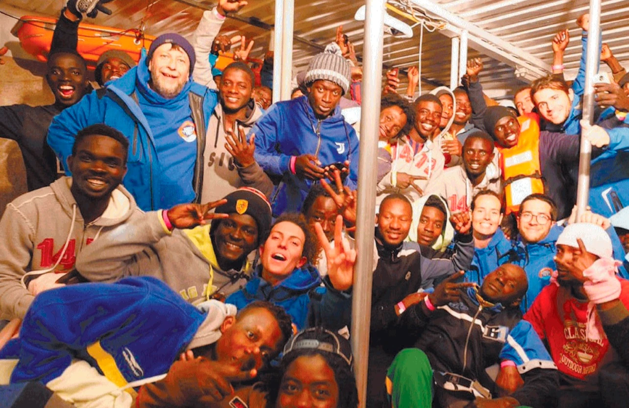 Mare Jonio, la festa degli immigrati sul molo dopo la sbarco dalla Ong