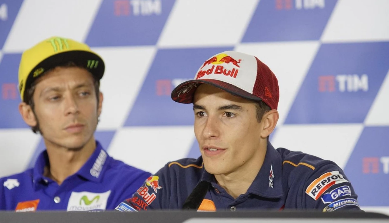 Marc Marquez attacca Valentino Rossi sugli speronamenti: "Abbiamo imparato da te"