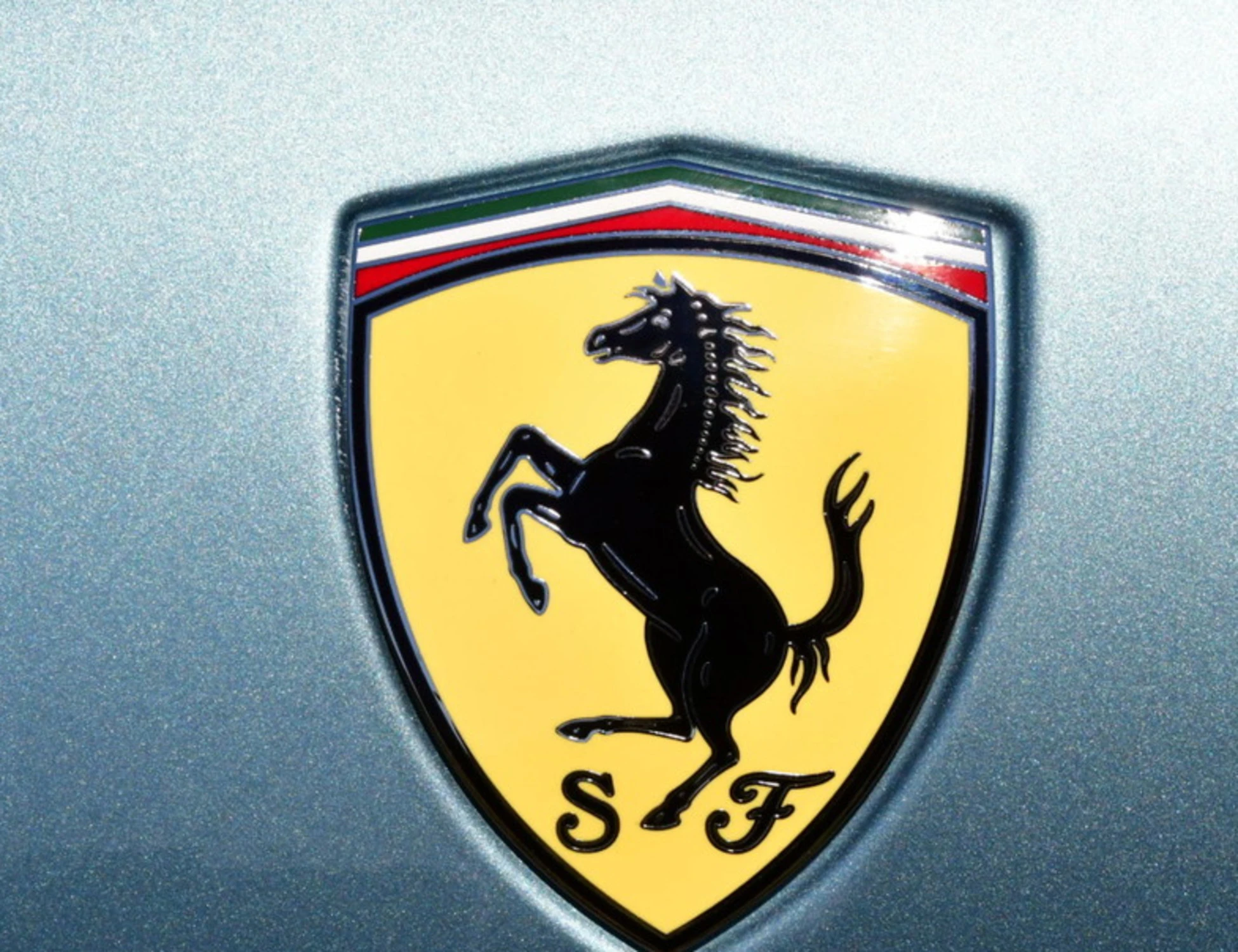 Ferrari, clamoroso caso di corna: la mogli e l'amante, chi hanno licenziato
