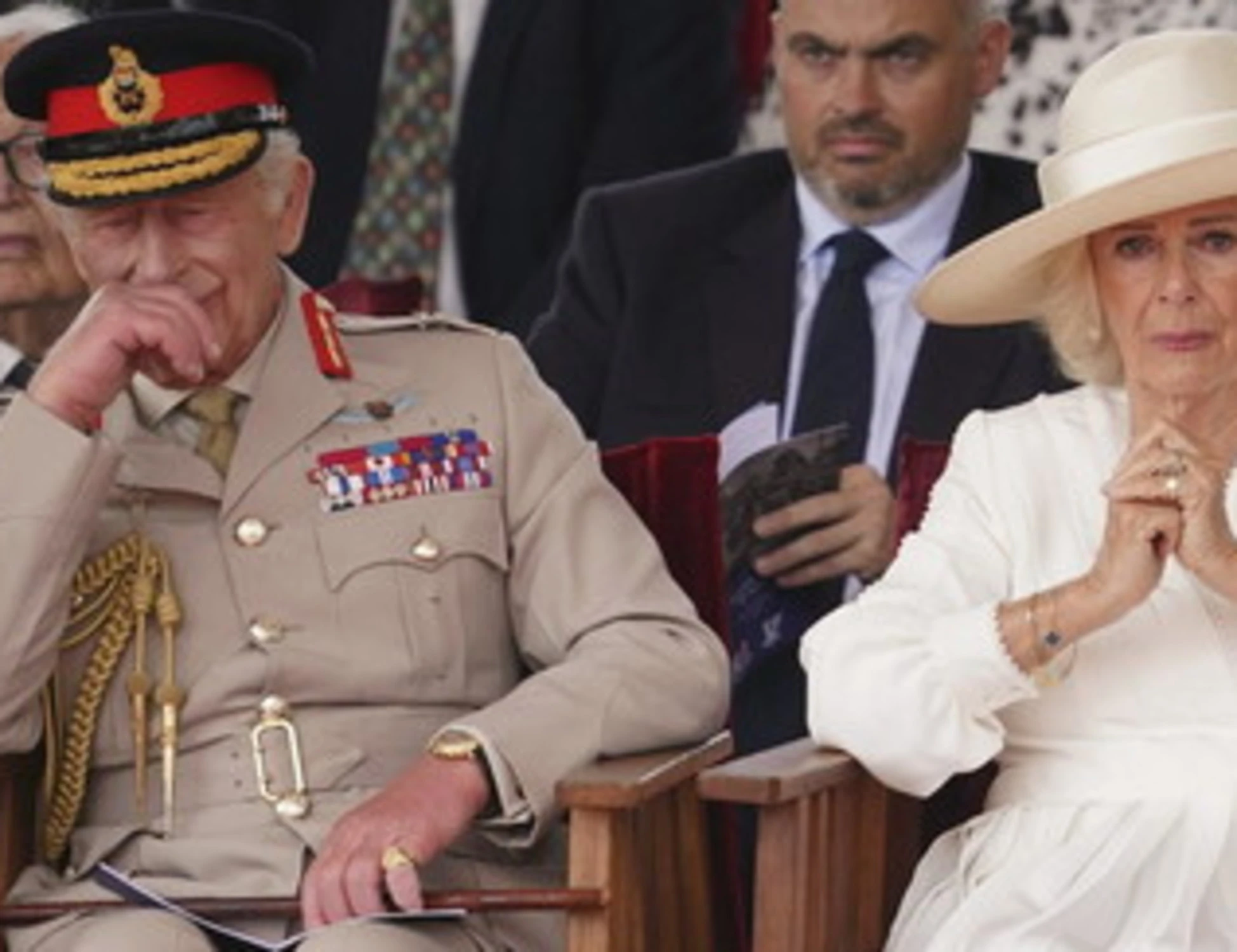 Re Carlo e Camilla, in lacrime in pubblico