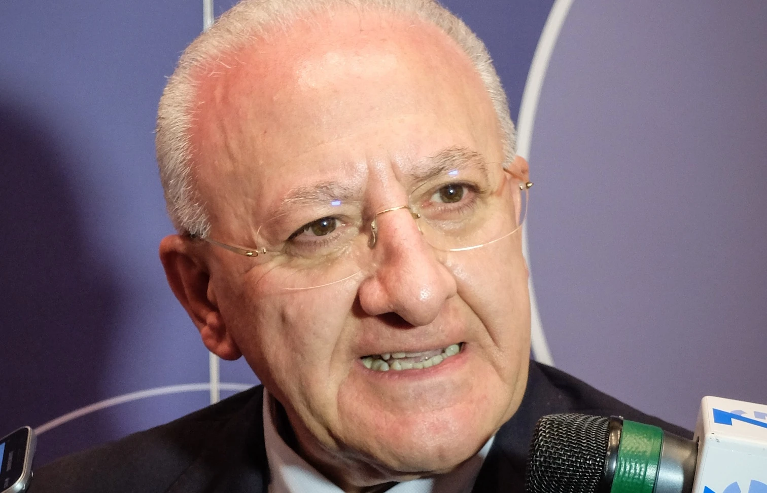 Vincenzo De Luca ferma un africano davanti al supermercato e lo consegna ai vigili