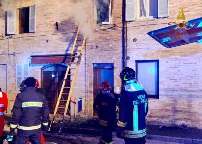 INCENDIO IN UN'ABITAZIONE NEL FERMANO, MUORE UNA BIMBA