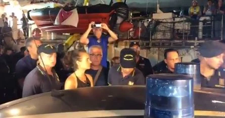 Sea Watch, Carola Rackete nelle mani del pm anti-Salvini: niente carcere né processo per direttissima