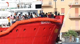 Ong, i giudici rimettono in mare la Sea Eye 4: scoppia il caso