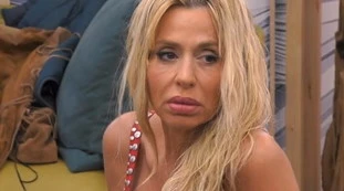 Grande Fratello Vip, Valeria Marini accusa: "Come e perché Antonella Elia mi ha fatto fuori"