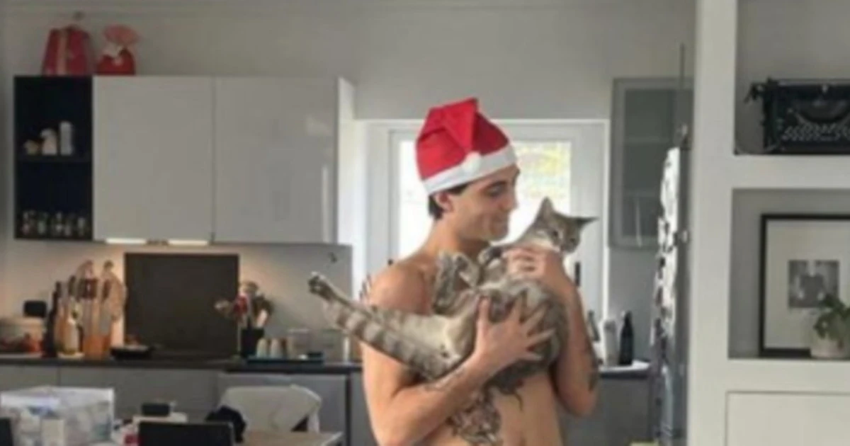 Damiano dei Maneskin completamente nudo: la foto per Natale oltre la censura, lì sotto...