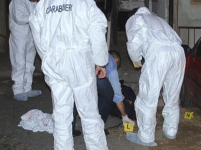 Massa: uccide la ex moglie e spara al compagno, poi si toglie la vita