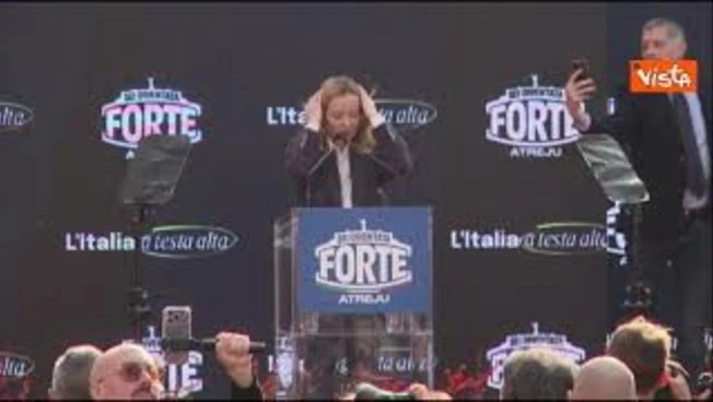 Meloni balla e saltella sul palco di Atreju sul coro "Giorgia, Giorgia"
