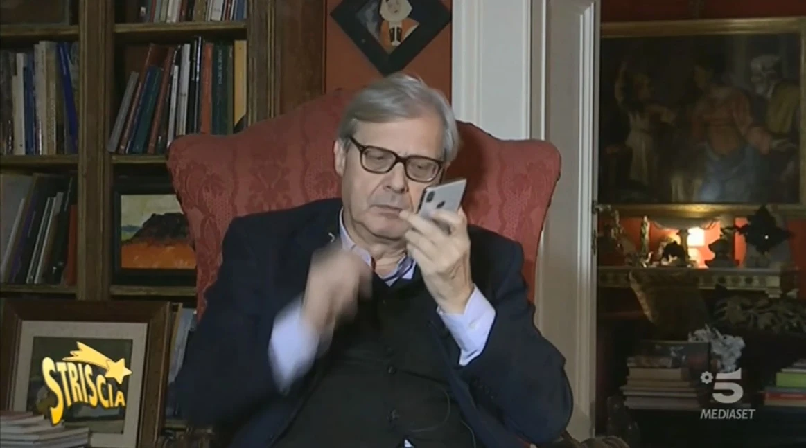Striscia la Notizia, l'ultimo fuorionda di Vittorio Sgarbi: riceve una telefonata e impazzisce