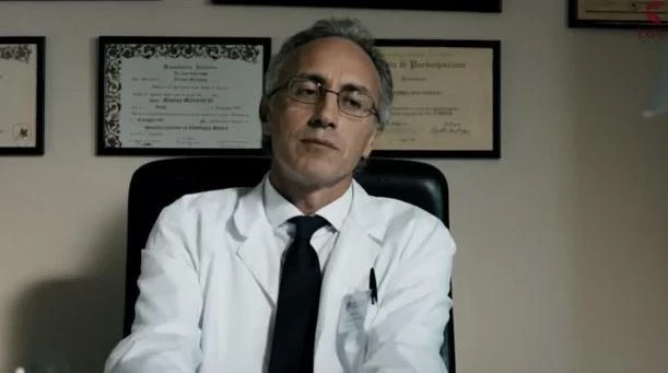 Marco Travaglio fa l'attore: "Venditore di medicine"
