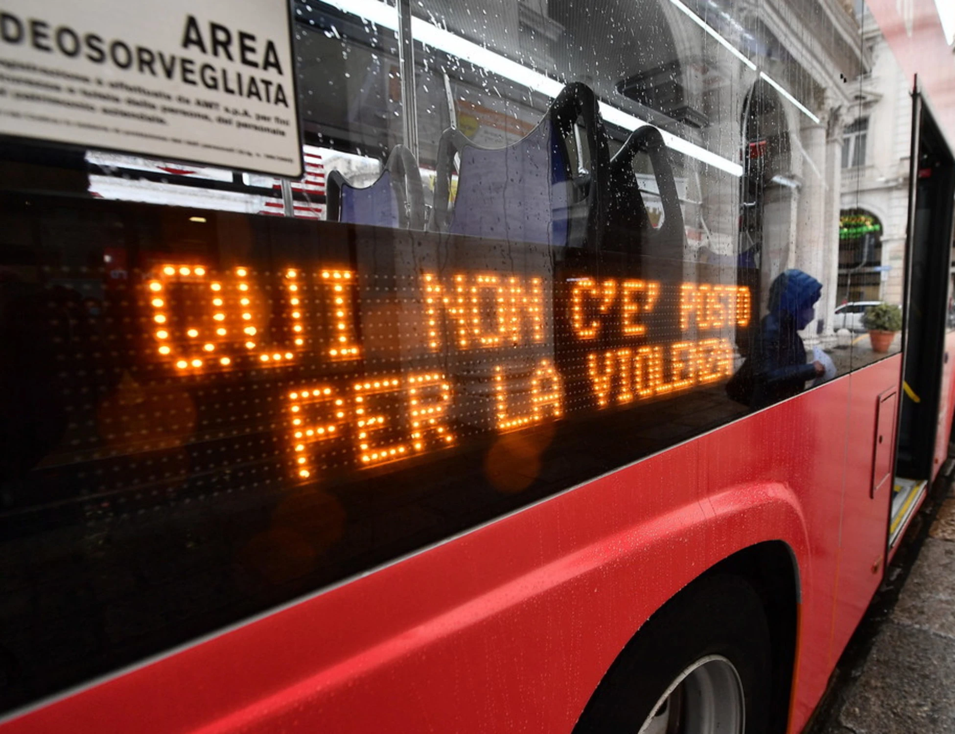 Genova, l'autista del bus lo sveglia? Lo straniero lo massacra di botte