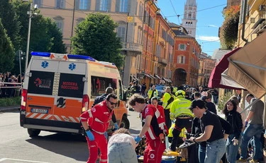 Modena, auto a folle velocità falcia decine di persone: ci sono feriti gravi