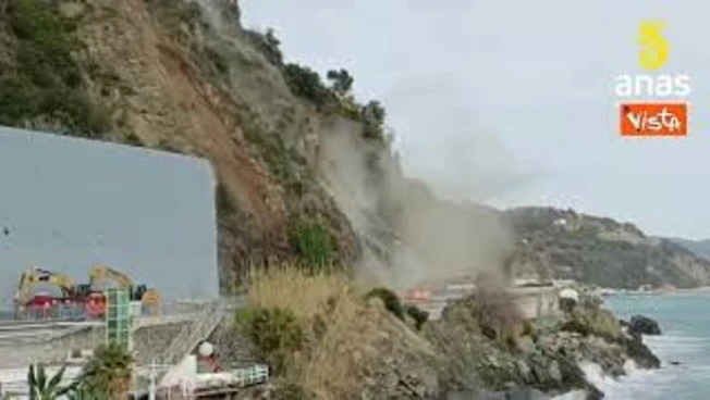 Anas fa brillare 300 kg di esplosivo per rimuovere un masso pericolante sull'Aurelia vicino Genova