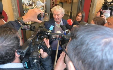 https://media.liberoquotidiano.it/6c1O9KD3EH-G6VwPj3tOyXQmrsResldCDgqjE_bS_VM/width:800/quality:90/aW1hZ2VzLzIwMjUvMTAvMTkvMTE1MzMwNjU2LTcwODBkNDMyLTY0NTMtNDNiMS1hY2IyLWRjYmU0ODJkNjk5My5qcGc.webp