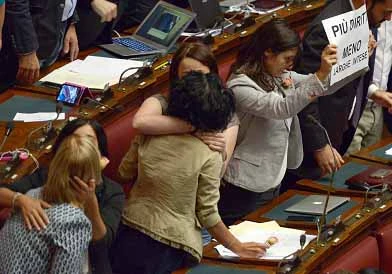 Il bacio dei grillini alla Camera
