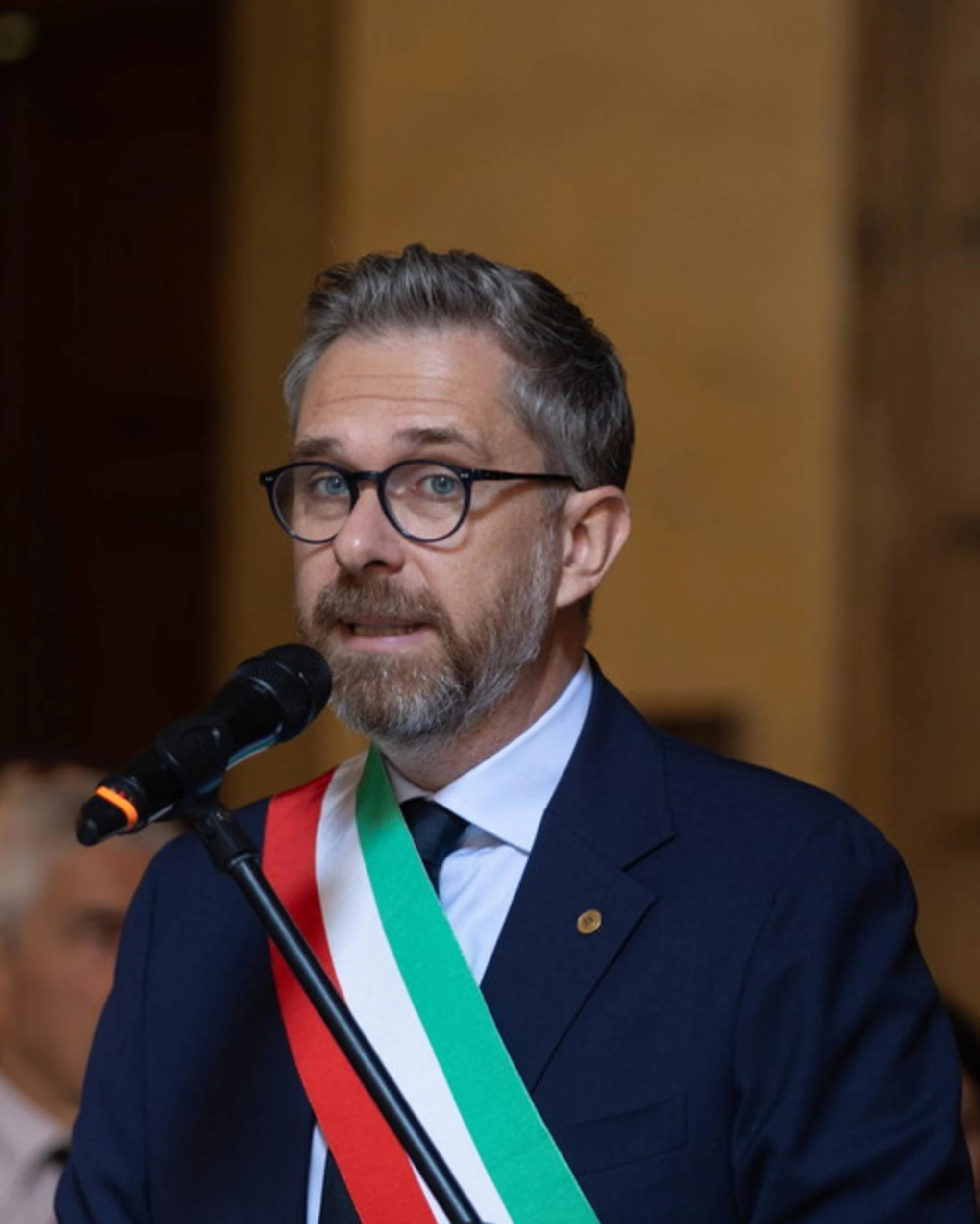 Bologna, il Pd regala pipe per crac ma si scandalizza per i pusher: partito allo sbando