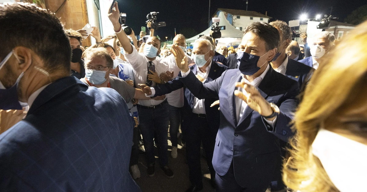 Giuseppe Conte, "sapete chi lo attendeva alla Festa dell'Unità". Il dettaglio imbarazzante: ora è tutto chiaro