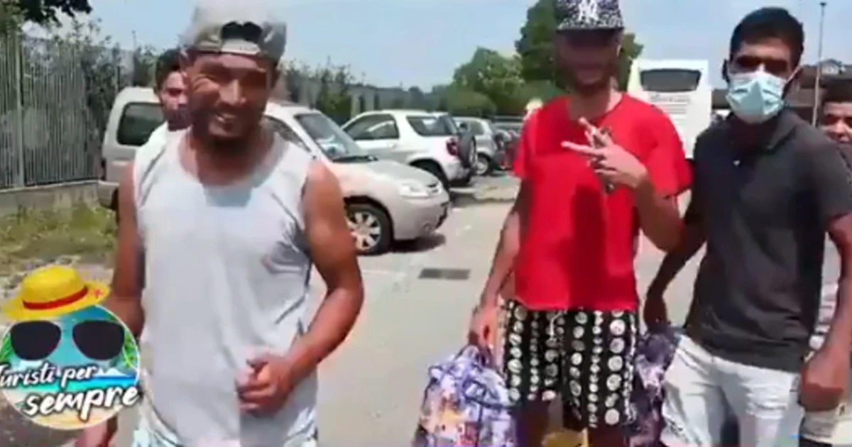 Matteo Salvini, il video di denuncia contro gli immigrati arrivati a Torino: "Vedete quanta sofferenza? Sono turisti per sempre"