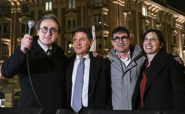 https://media.liberoquotidiano.it/6f9GPPCC77VfWCM_5lfohcJXmElEfqoDL45CmaEX7yQ/width:800/quality:90/aW1hZ2VzLzIwMjYvMDUvMTQvMTExMDQ1MzMwLWMyNDU5NDcyLTI4NmYtNGM4OS05ZWM1LWMzNzk4MDUzNDE4Zi5qcGc.webp