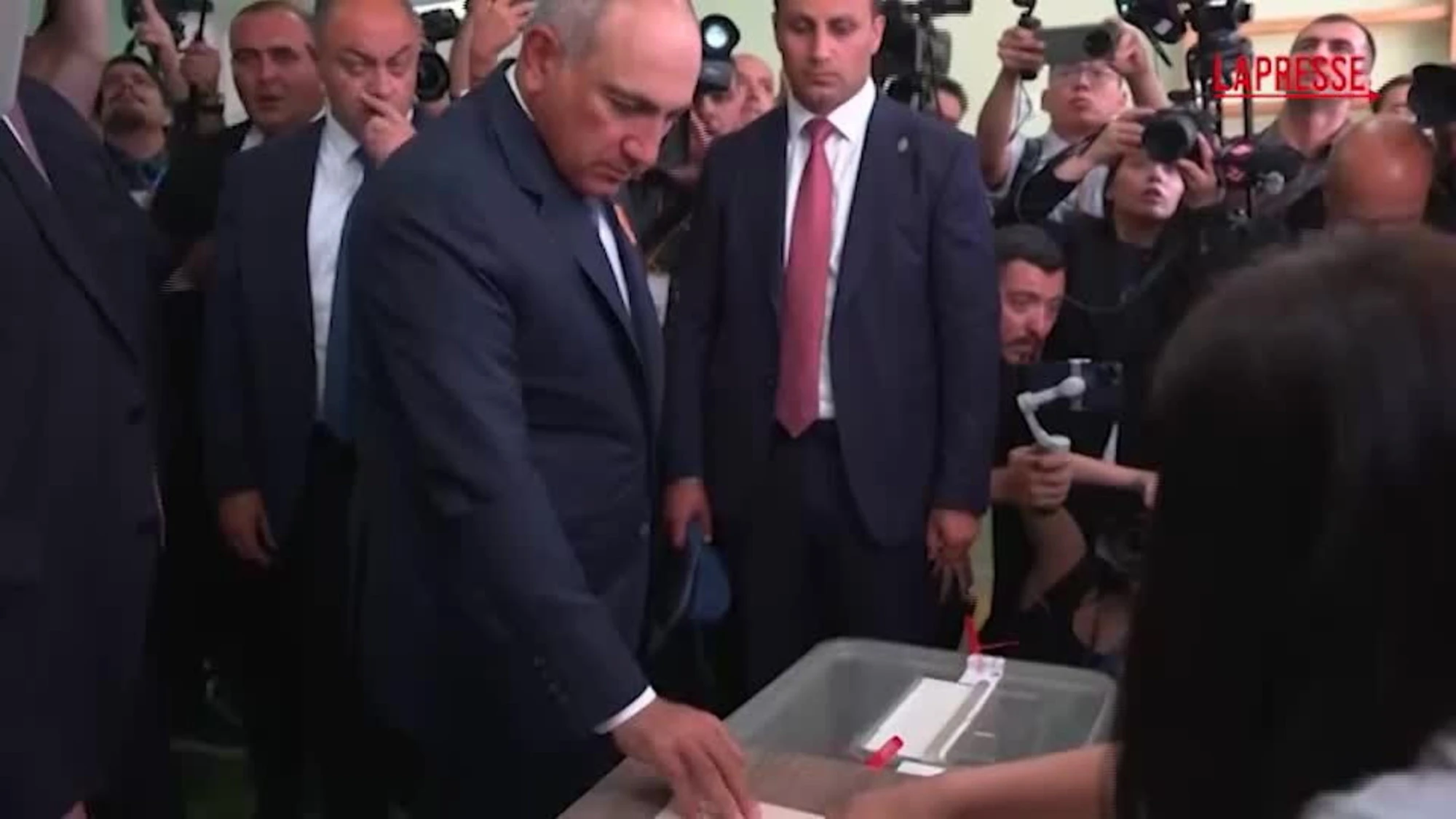 Armenia, il primo ministro Pashinyan vota al seggio di Erevan