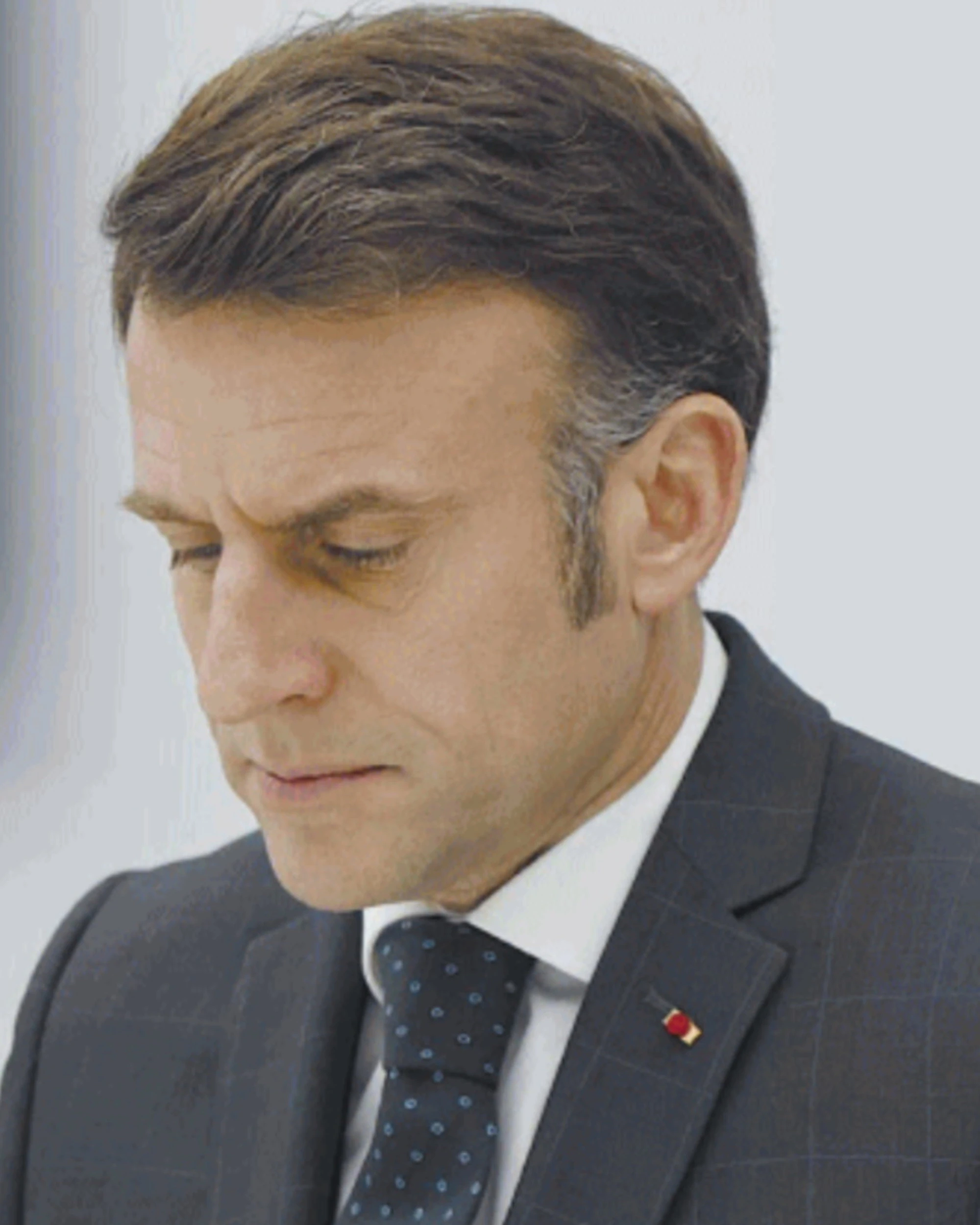 Macron, altro record: Francia mai così povera