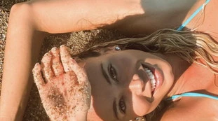 Diletta Leotta, sabbia e bikini striminzito: "Bruciata dal sole", la foto incendiaria (in tutti i sensi)