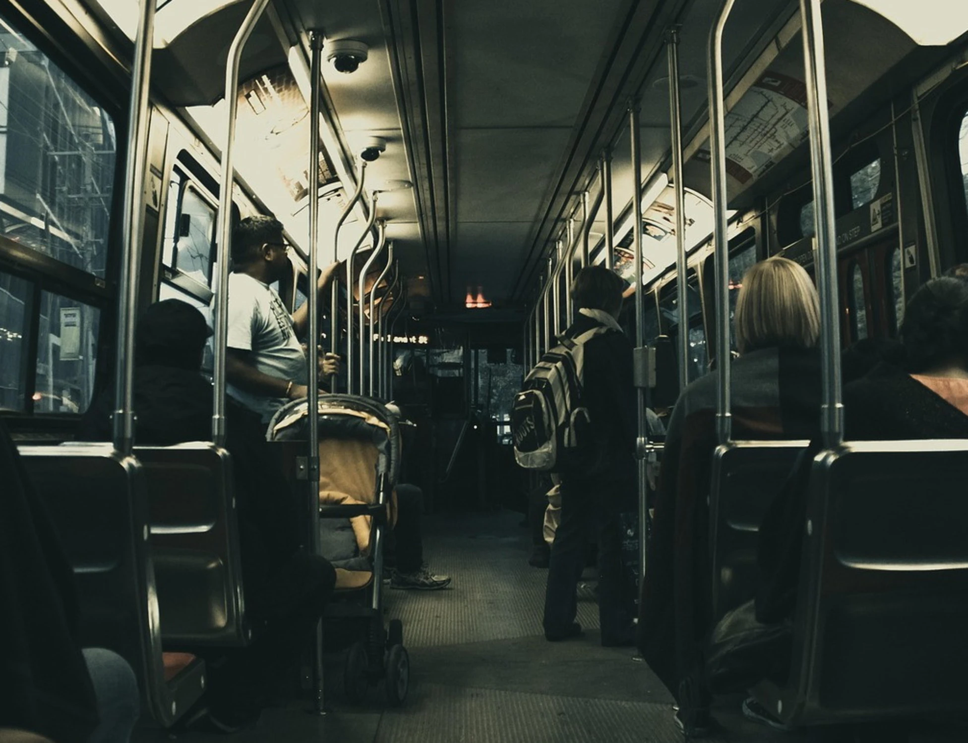 Ravenna, 16enne accoltella 19enne sul bus? I genitori aggrediscono i carabinieri