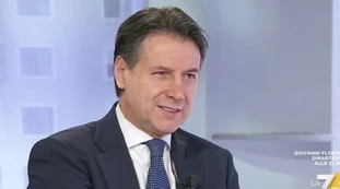 Giuseppe Conte ridicolizzato da Dagospia: "Occhio a non sbattere il ciuffo", uno strepitoso siluro