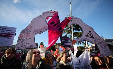 Roma, il corteo di Non una di meno: "Sabotiamo guerra e patriarcato"