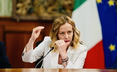 Ucraina, negoziati di pace: Meloni ha il sì del Papa