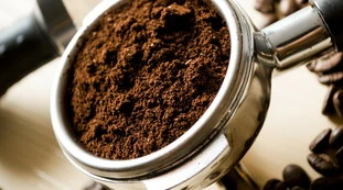 Quanto cosata davvero una tazzina di caffè? La classifica definitiva: dove non conviene prenderlo