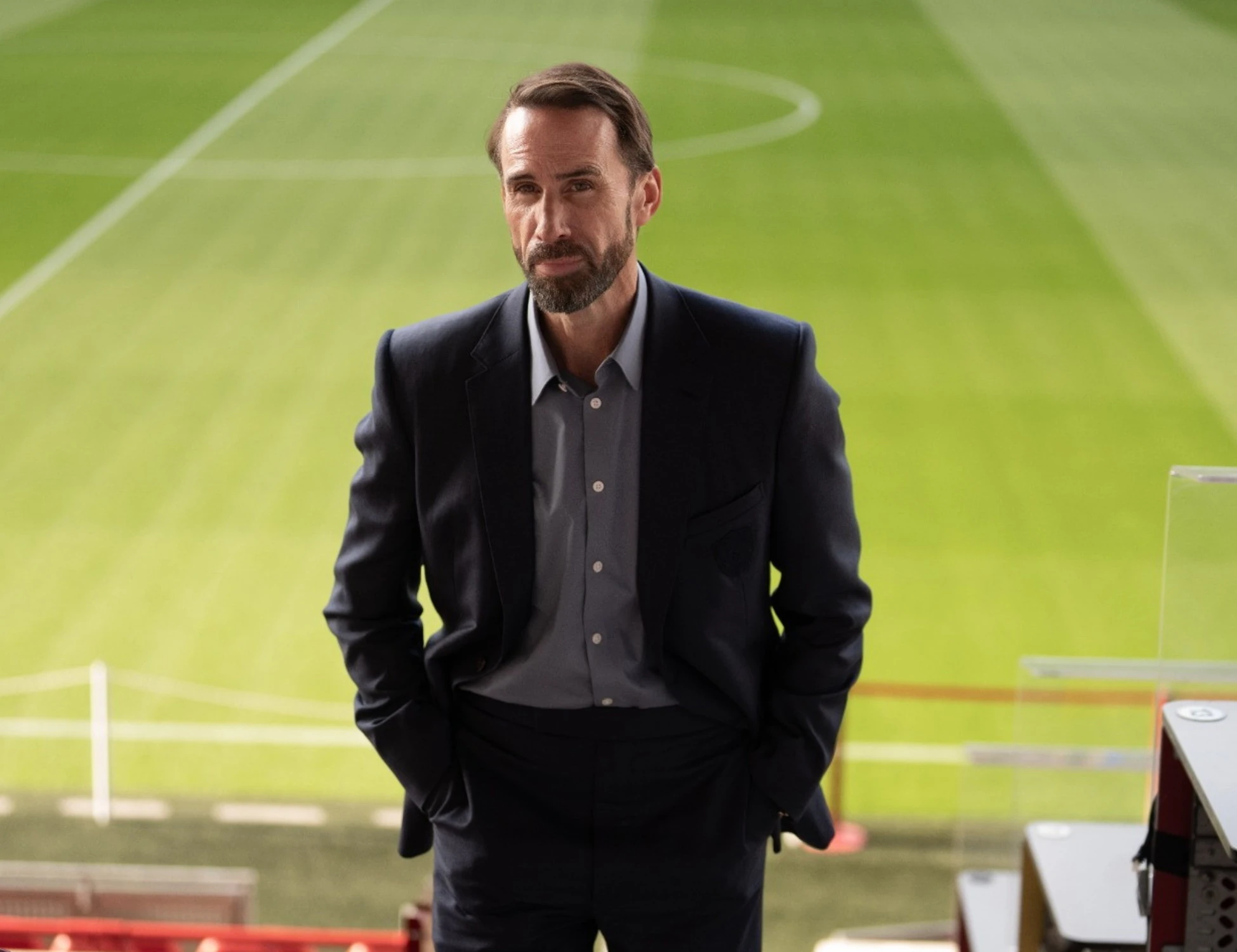IN ANTEPRIMA ESCLUSIVA SU TIMVISION PLAY ARRIVA ‘DEAR ENGLAND’ CON JOSEPH FIENNES