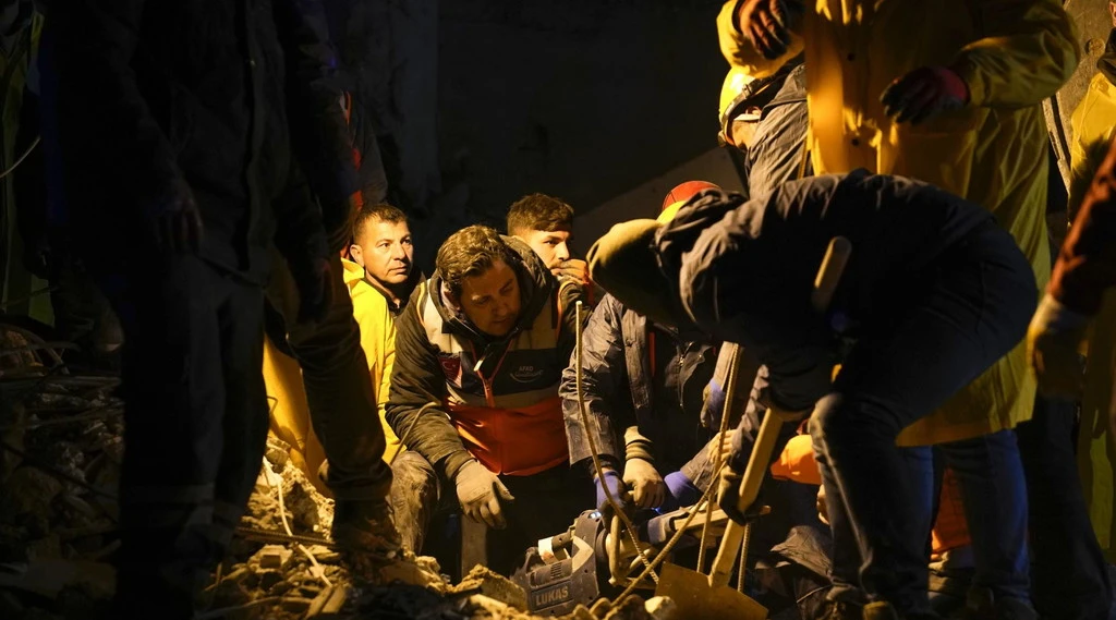 Turchia, il terremoto come 100 bombe atomiche: disperso un italiano