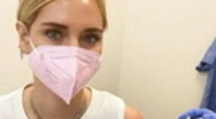 Chiara Ferragni, "fate attenzione al braccio". Vaccino, delirio complottista: la foto che scatena il delirio