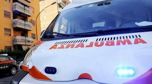 Roma, vola dalla finestra: disabile in coma. La denuncia: "Pestato dagli agenti"