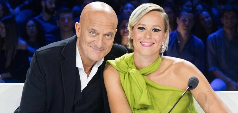 Claudio Bisio, battutaccia spinta su Federica Pellegrini: "Fino alle tre del mattino...", gelo in sala