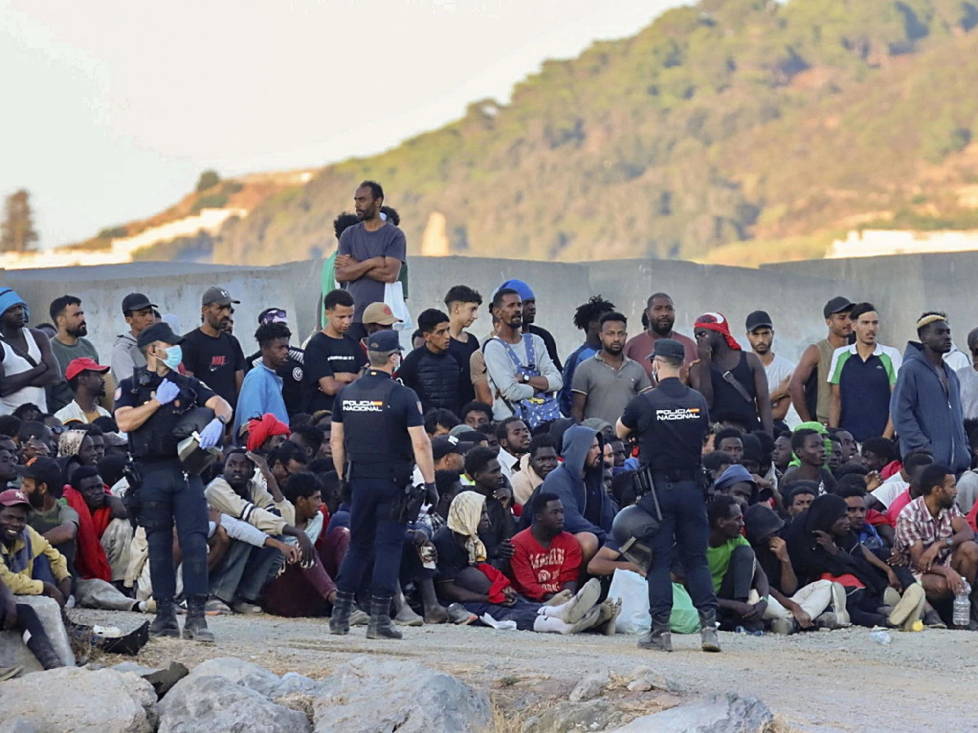 Sanchez sbugiardato dal presidente di Ceuta: "Ecco quanti sono gli immigrati qui"