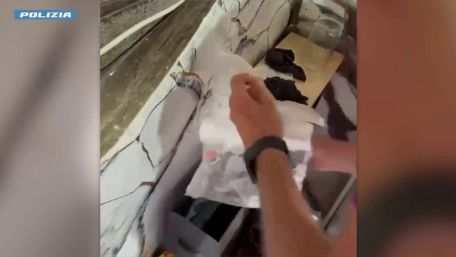 Catania, droga e mini cellulari destinati ai detenuti nascosti in casa