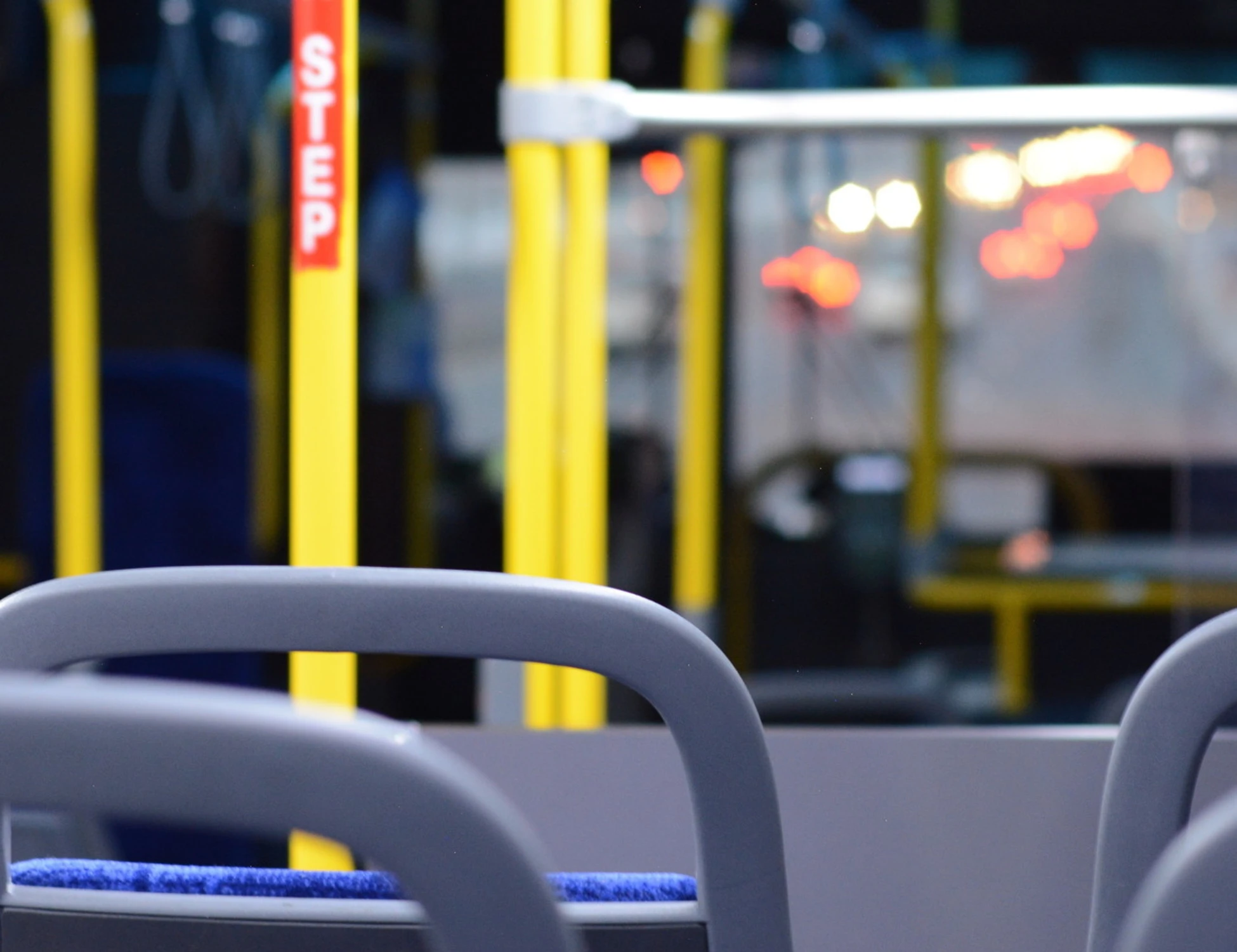 Roma, sale sul bus e si spoglia davanti a tutti: sconcerto e paura