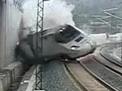 Spagna, deraglia treno: 80 morti Il terribile schianto in curva