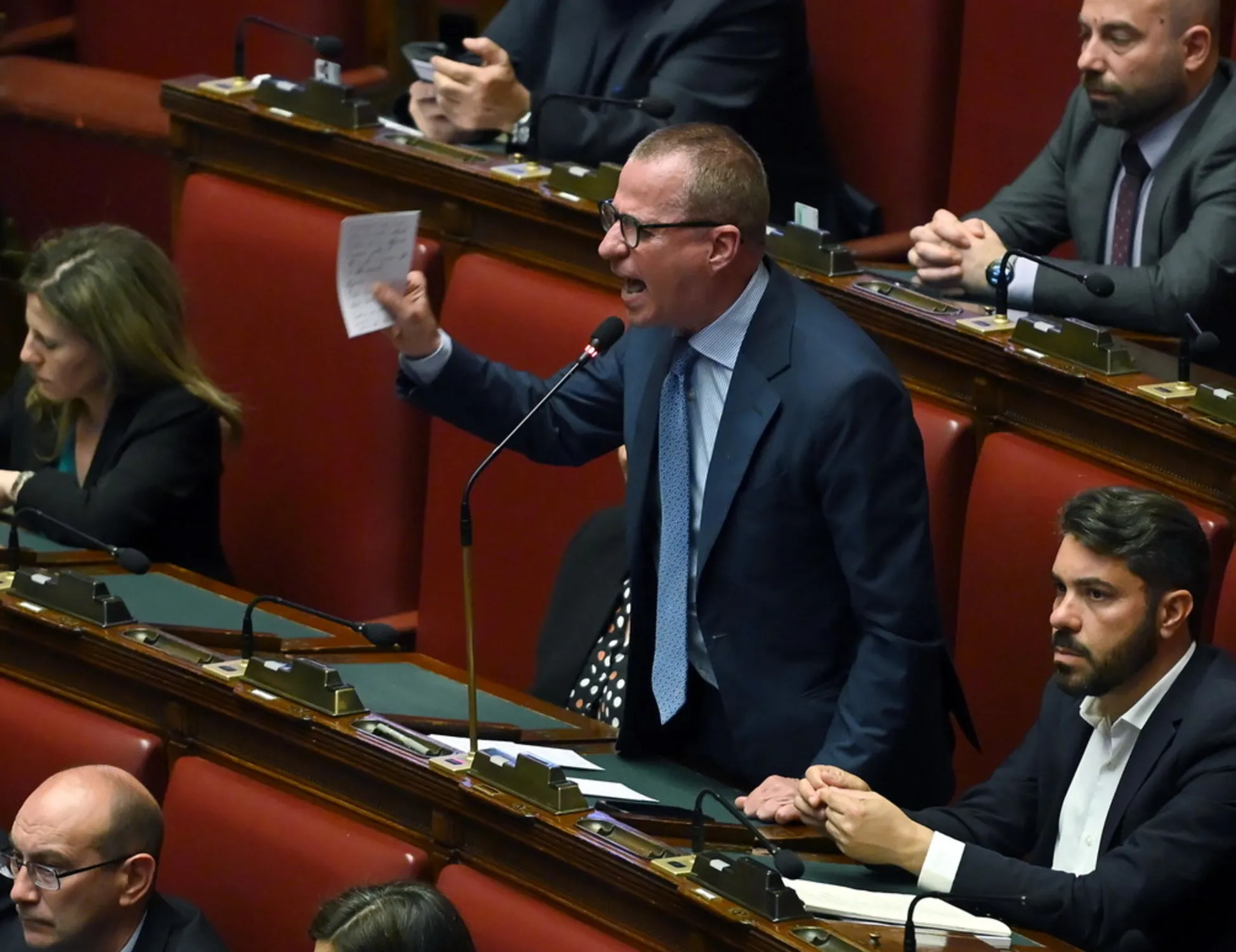 Leggi l'articolo: "Conte si dimetta", "Avete paura". Poi si scatena il caos alla Camera: rissa FdI-M5s