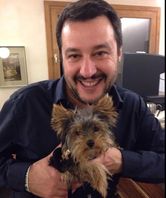 Salvini studia da leader e presenta l'anti-Dudù, lo yorkshire dell'eurodeputato Fontana