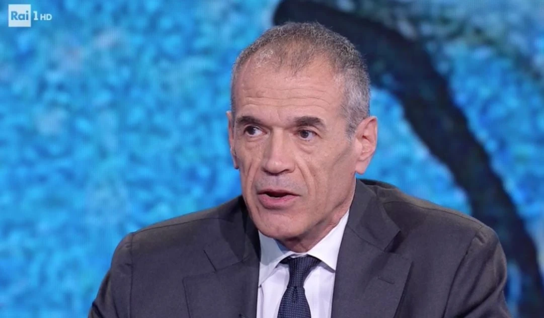 Carlo Cottarelli a torso nudo in spiaggia, la sorpresa è sconvolgente